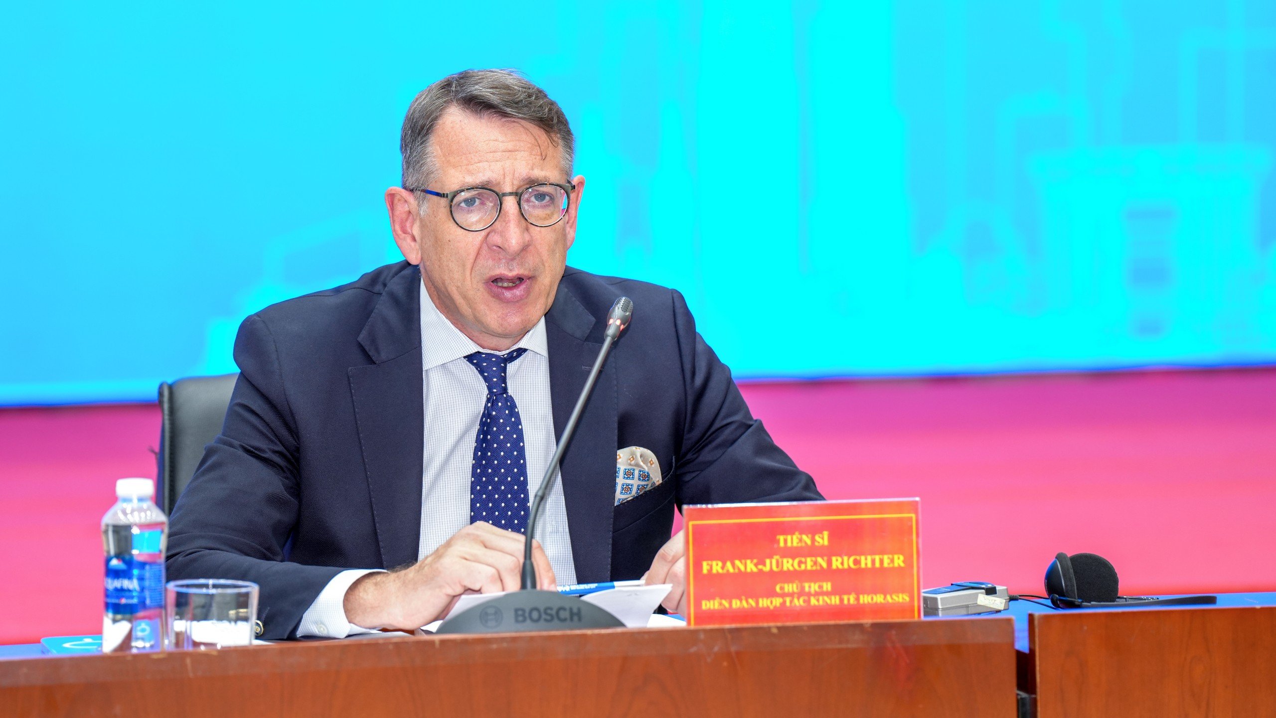 Tiến sĩ Frank-Jürgen Richter, Chủ tịch Horasis tại buổi họp báo thông tin về sự kiện Diễn đàn Hợp tác kinh tế Horasis Trung Quốc 2024.